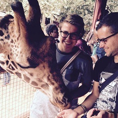 Inken und Chris mit einer Giraffe