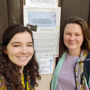 Gemeinsames Foto von Jule Henschel und Sophie Petersen vor einem Willkommensschild für einen Workshop.