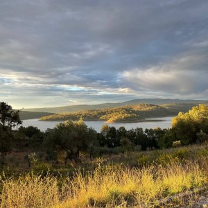 Eine herbstliche Landschaft in Portugal